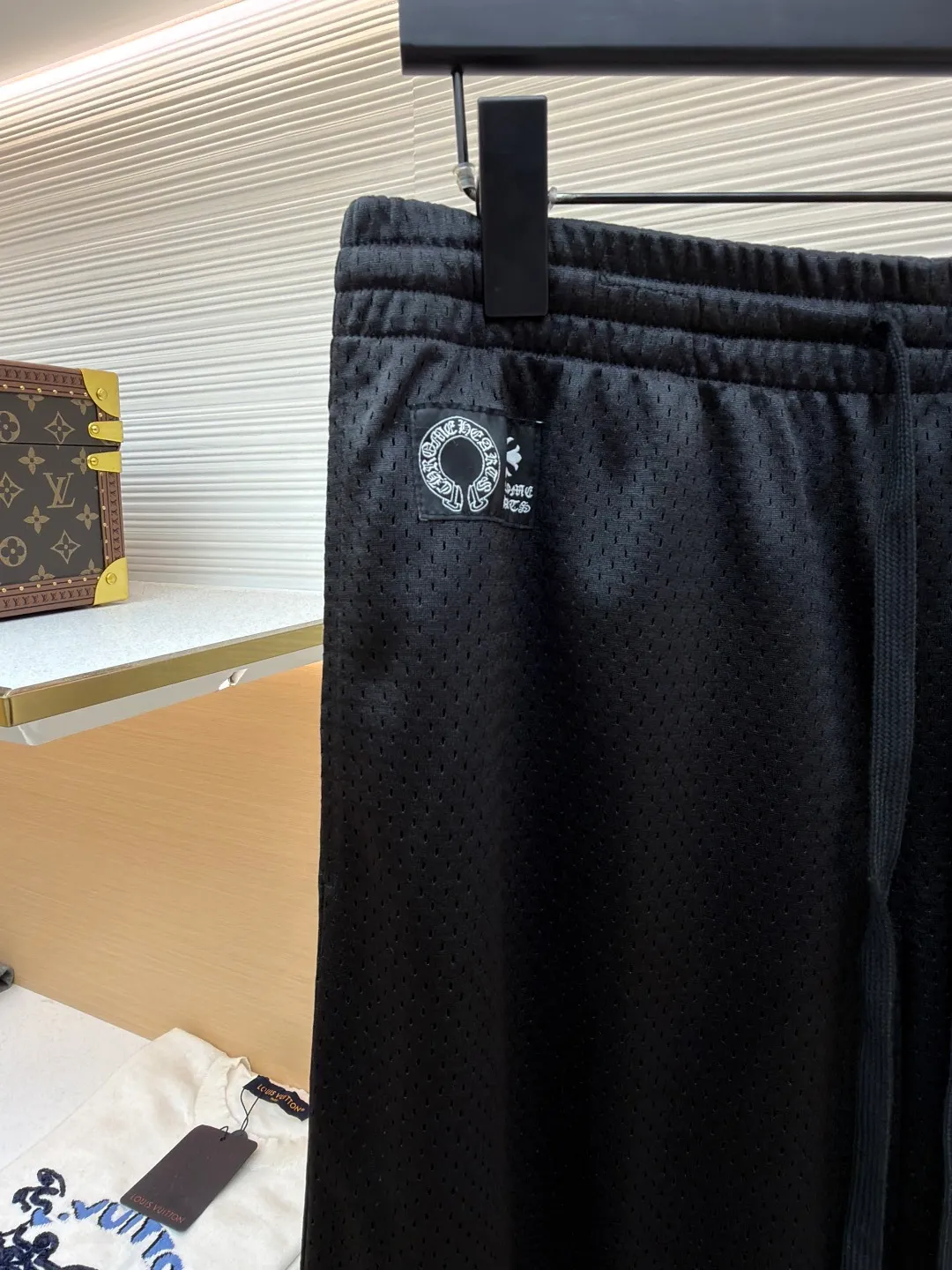 Chrome Hearts ice hockey uniform letter printed trousers ●Original version: purchased and developed by 10989 ●Item number: 1681769-A40 ●Fabric: high-density breathable mesh fabric ●Technology: printing production ●Color: black ●Version: fitted version ●Weight: about 535 grams ●Size: S-M-L ●Description: Made of high-density breathable mesh fabric, treated with soft washing technology, it is smooth to the touch and breathable, and will not feel stuffy after long-term wear. The side of the trousers is decorated with embossed pattern embroidery, which is made through multi-layer needlework technology. The texture is three-dimensional and exquisite, and it is not easy to fall off, highlighting the dark aesthetic style of the brand. The waist is equipped with a drawstring design, which is suitable for various waistlines and can be worn without restraint. The fit is a loose, straight cut, with natural hems to ensure a neat look and plenty of room for movement. The stitching of the whole trousers is neat and even, and there is no accumulation of burrs in the details. The size is measured manually (an error of 1-3CM is normal). The craftsmanship balances comfort attributes and trendy design. It is a street style item with both practicality and style. The overall wiring is straight and delicate, the fabric is comfortable and soft, and the color is consistent without color difference. It can be matched with the same style to create a fashionable look and control various occasions. Customized accessories, complete with three standards, same style for men and women!